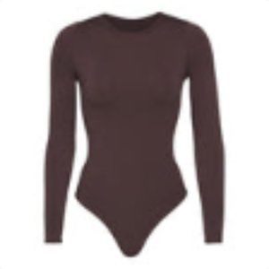 SKIMS ESSENTIAL CREW NECK LONG SLEEVE BODYSUIT | ESPRESSO